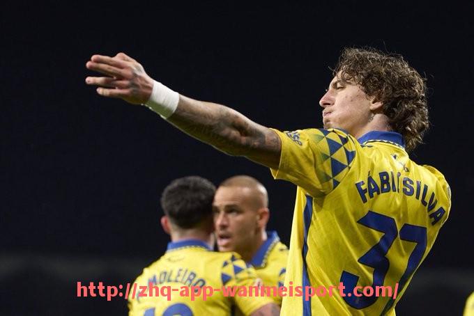 完美体育官方入口-法甲赛季进程回顾：从揭幕战到争冠收官全程解析